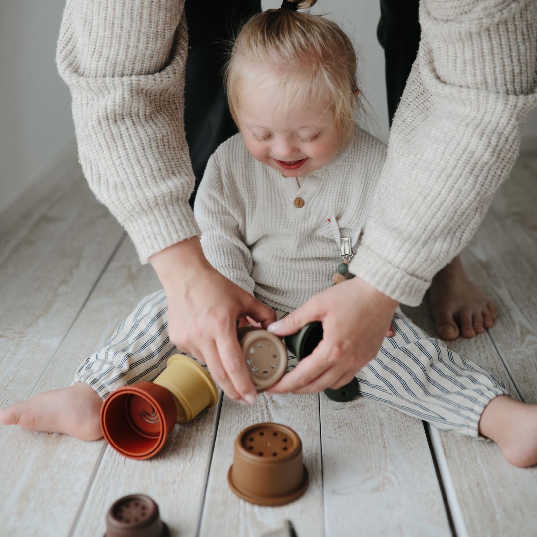 stapelen met de retro stacking cups van mushie stimuleert de motorische vaardigheden