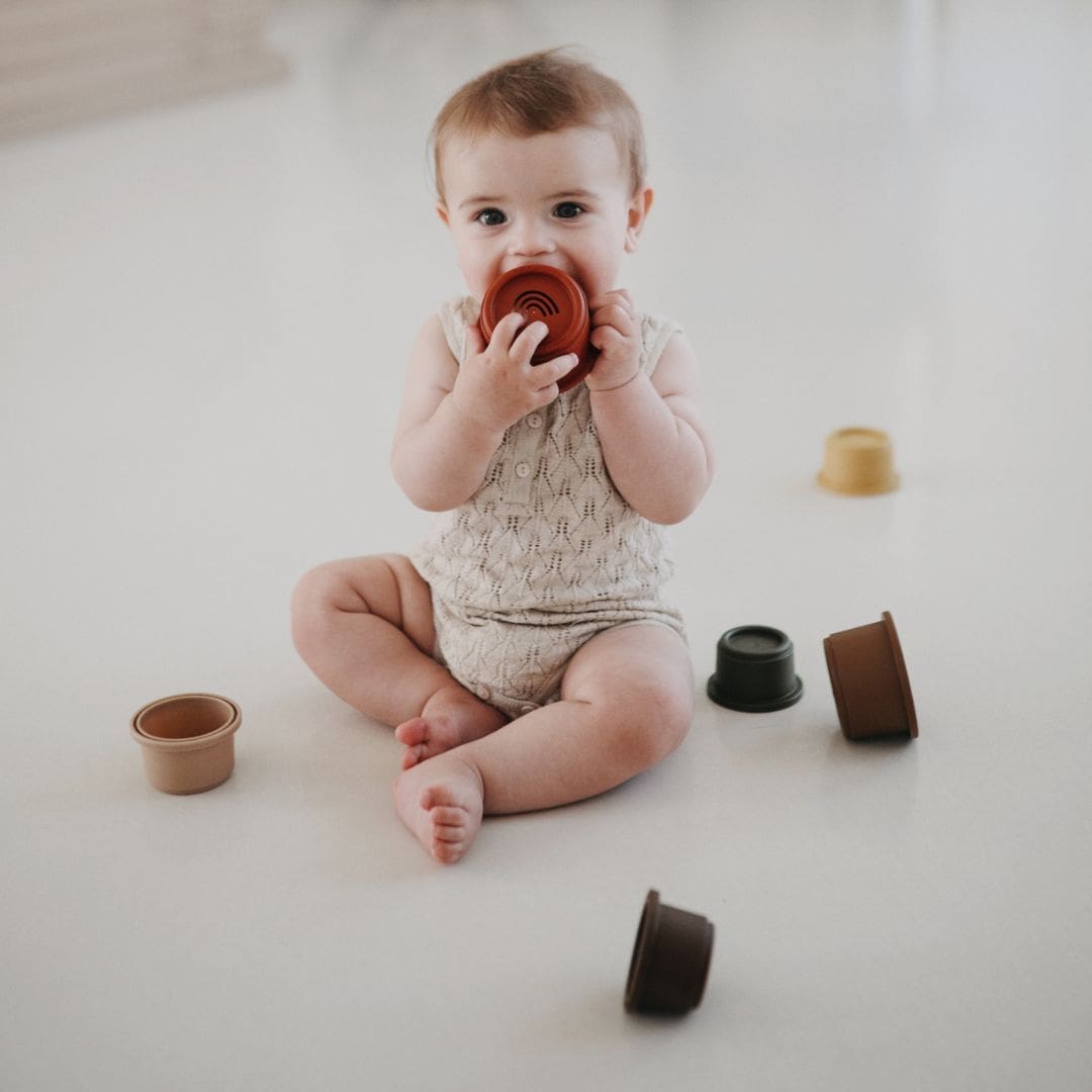 Stacking cups van Mushie in retro kleuren kun je eindeloos stapelen