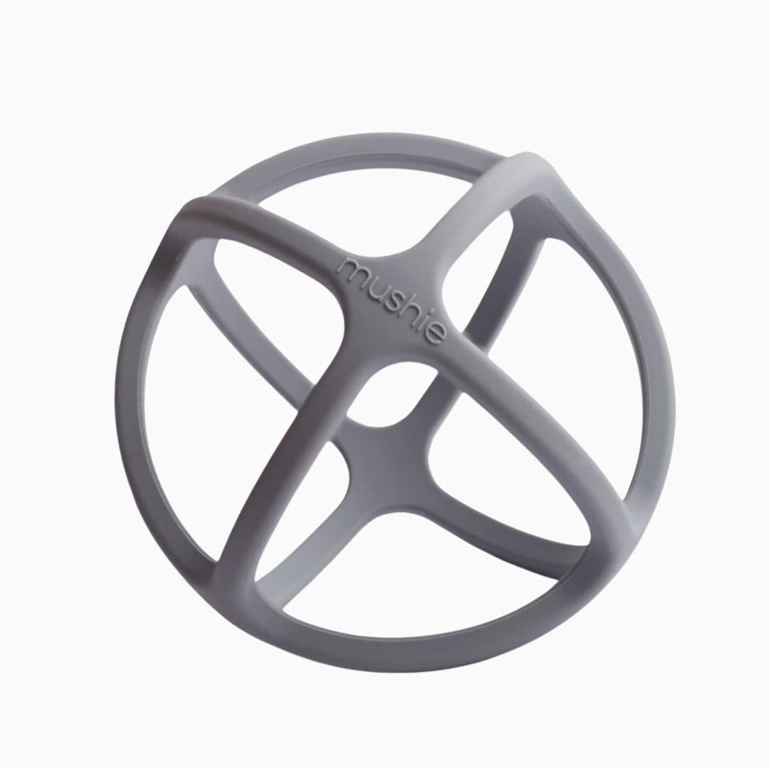 siliconen bijtbal van het merk Mushie in de kleur dove grey