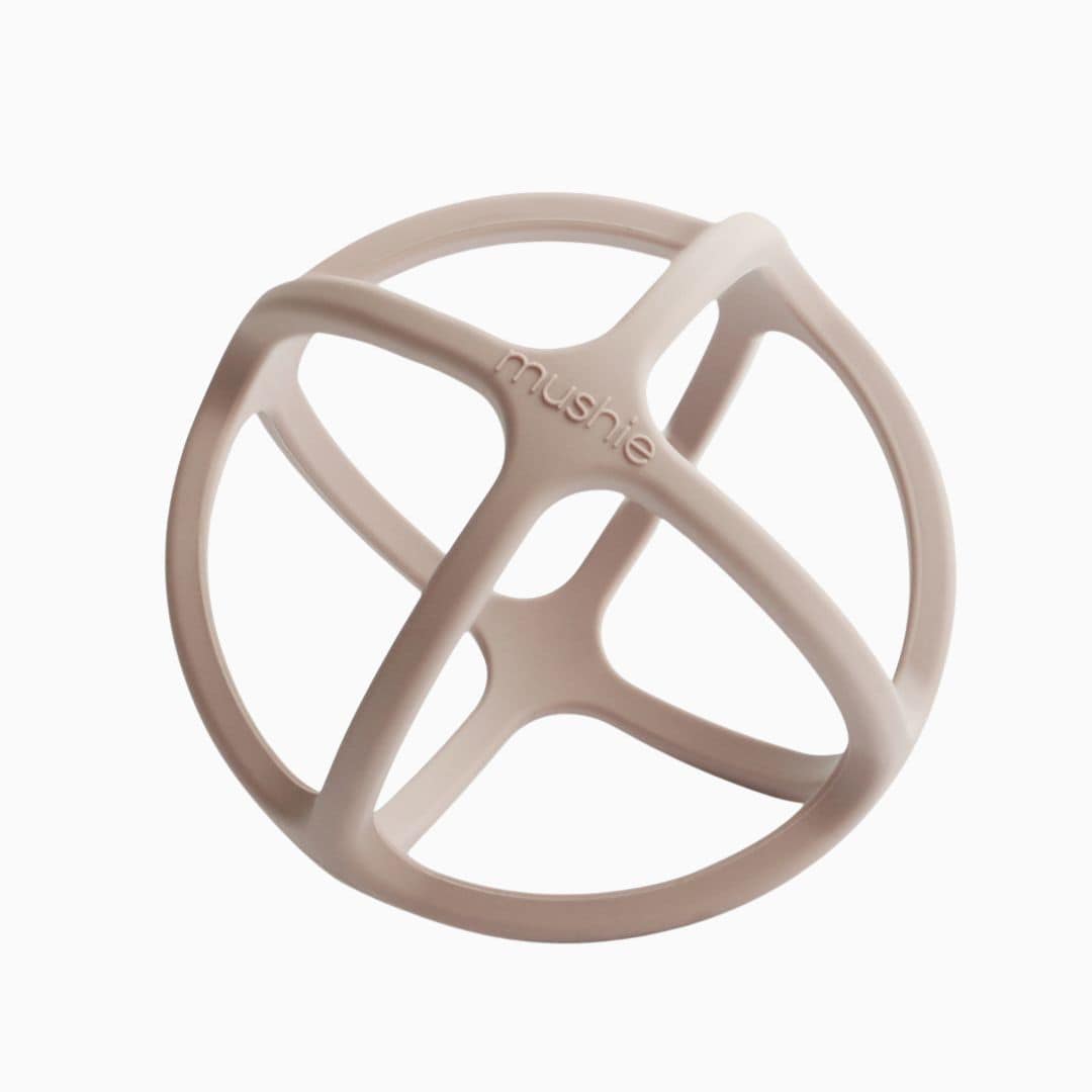 Siliconen bijtbal van het merk Mushie in de beige kleur shifting sand