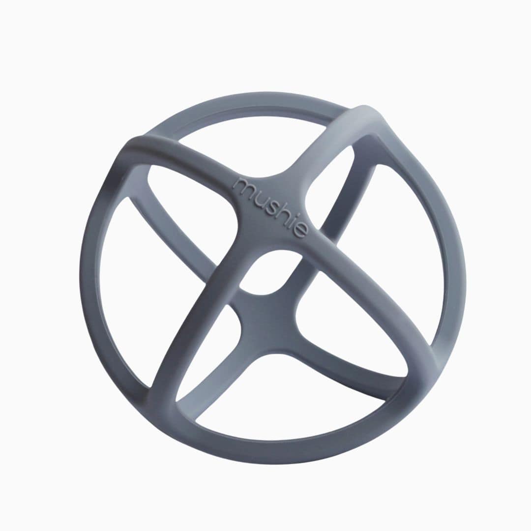 bijtspeeltje bal van het merk Mushie in de grijsblauwe kleur tradewinds