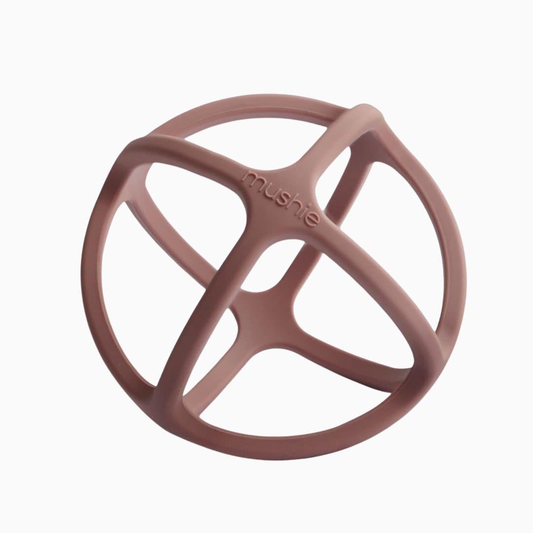 bijtspeeltje bal van het merk Mushie in de roodbruine kleur woodchuck