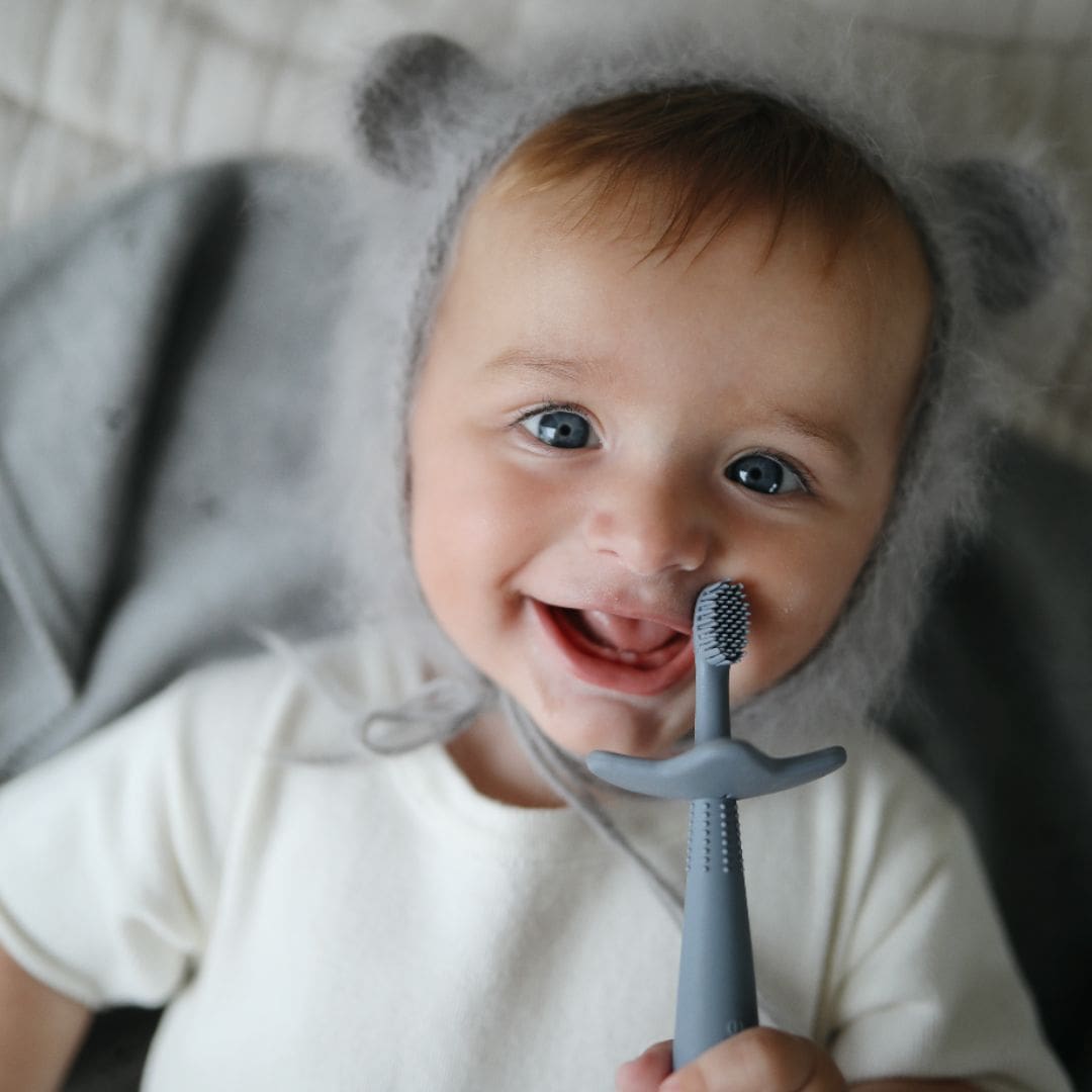 Mushie eerste tandenborstel van siliconen voor kinderen om te oefenen in grijs