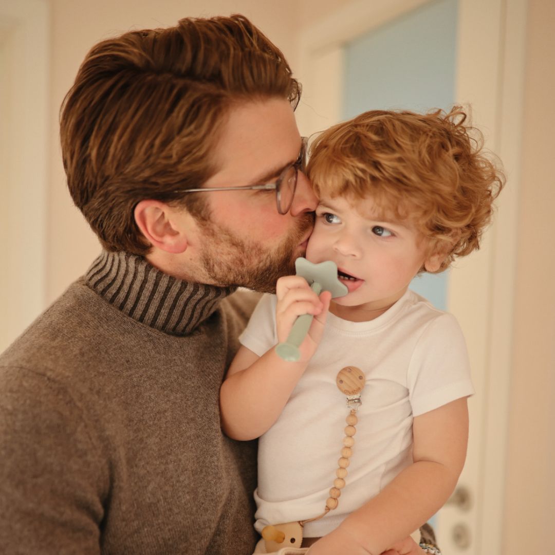 Mushie eerste tandenborstel van siliconen voor kinderen om te oefenen in de kleur oudgroen