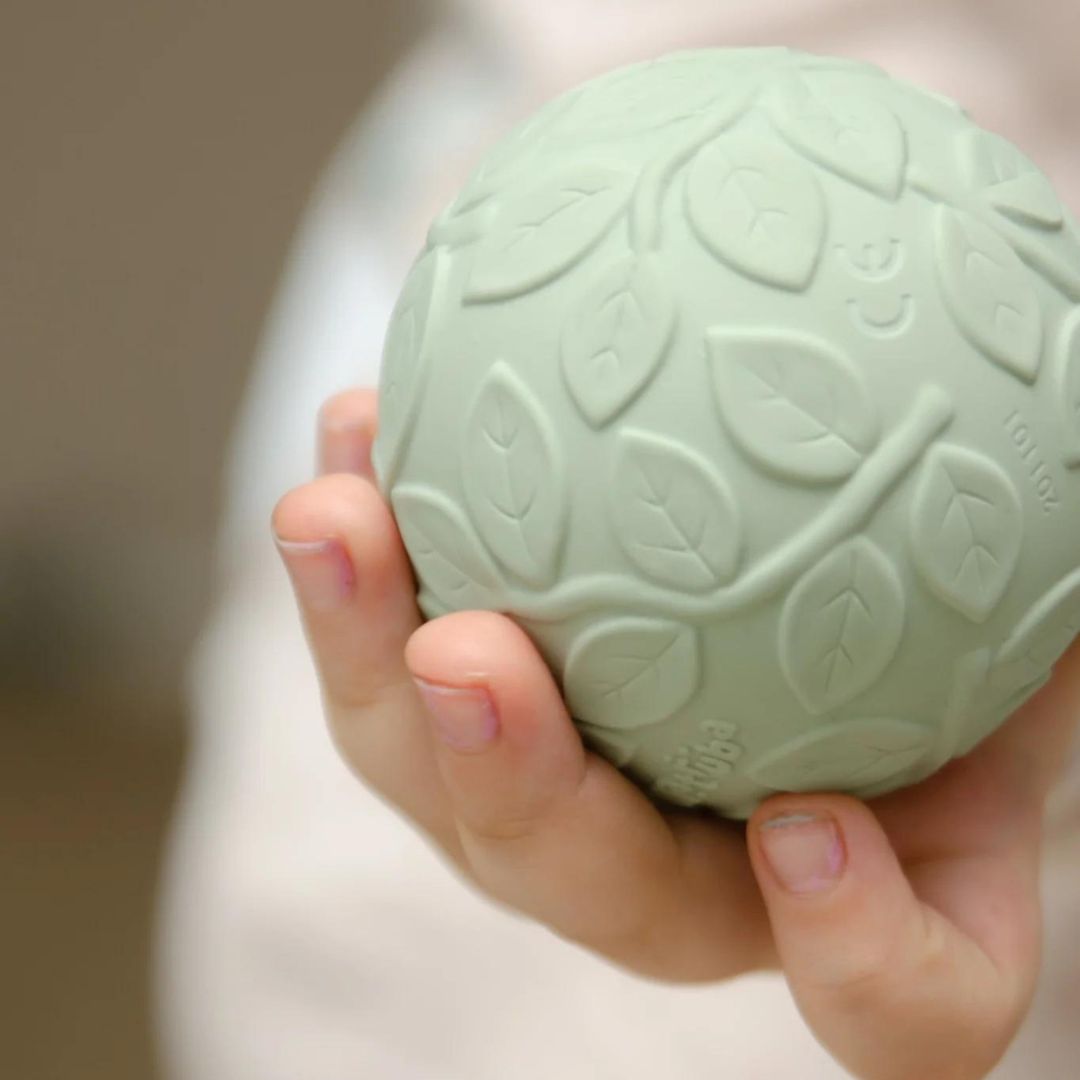 Natruba sensorisch speelgoedballen van natuurrubber in de kleur groen