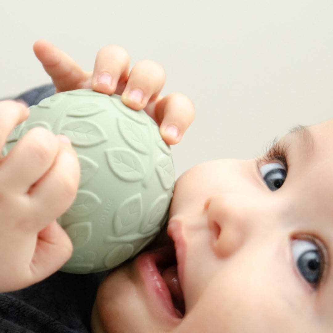 Natruba sensorisch speelgoedballen van natuurrubber in de kleur groen