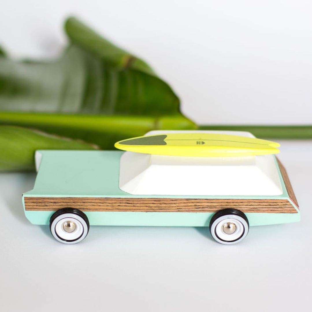 Candylab Toys houten speelgoedauto Americana Woodie Redux met surfplank van massief beukenhout