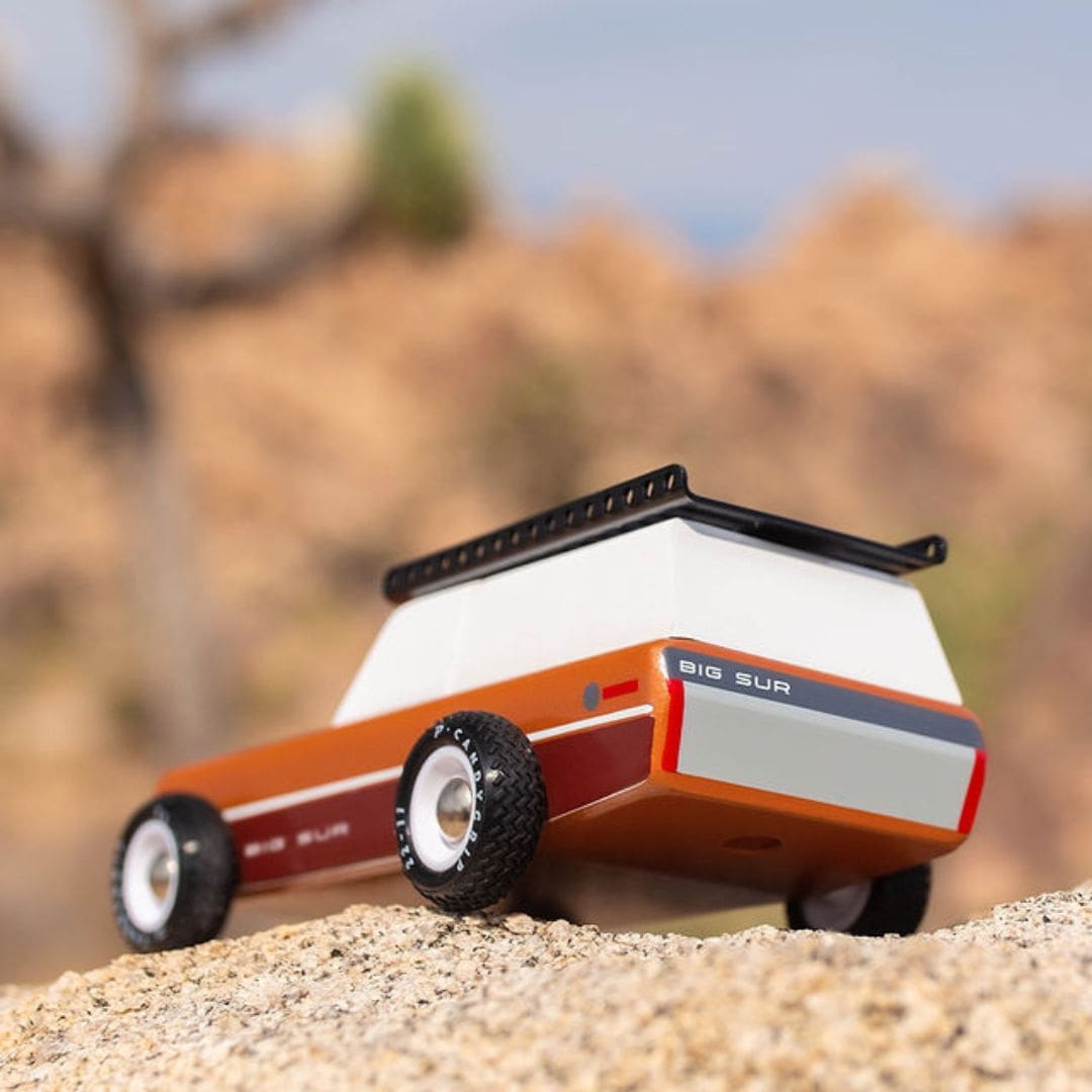 Candylab Toys speelgoedauto Americana Big Sur in de kleur bruin van massief beukenhout