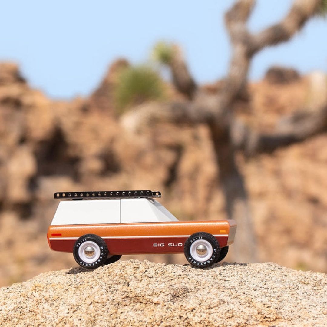 Candylab Toys speelgoedauto Americana Big Sur in de kleur bruin van massief beukenhout