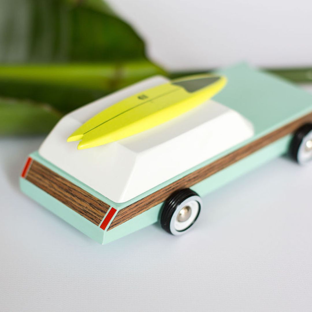 Candylab Toys houten speelgoedauto Americana Woodie Redux met surfplank van massief beukenhout