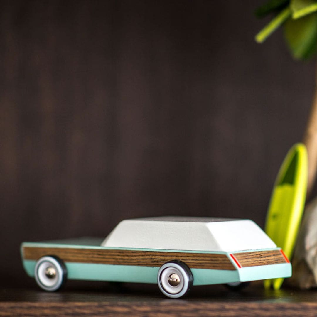Candylab Toys houten speelgoedauto Americana Woodie Redux met surfplank van massief beukenhout