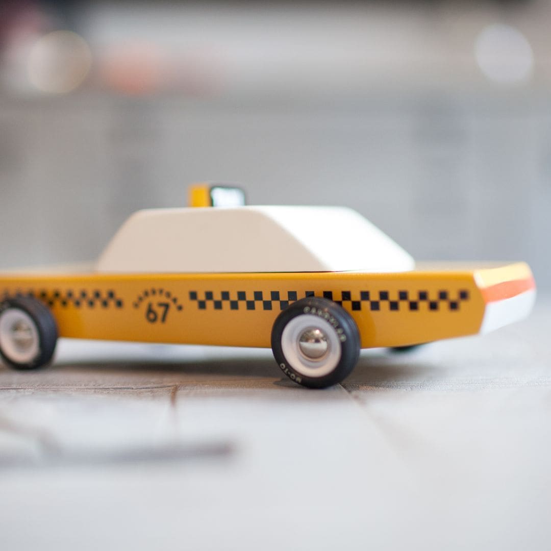Candylab Toys houten speelgoedauto taxi Americana Candycab van massief beukenhout