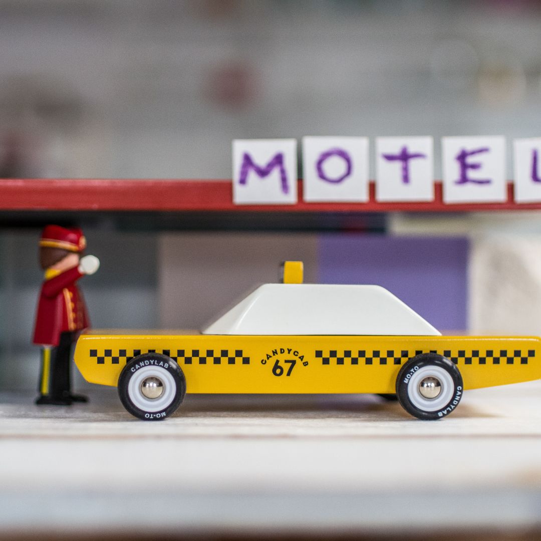 Candylab Toys houten speelgoedauto taxi Americana Candycab van massief beukenhout