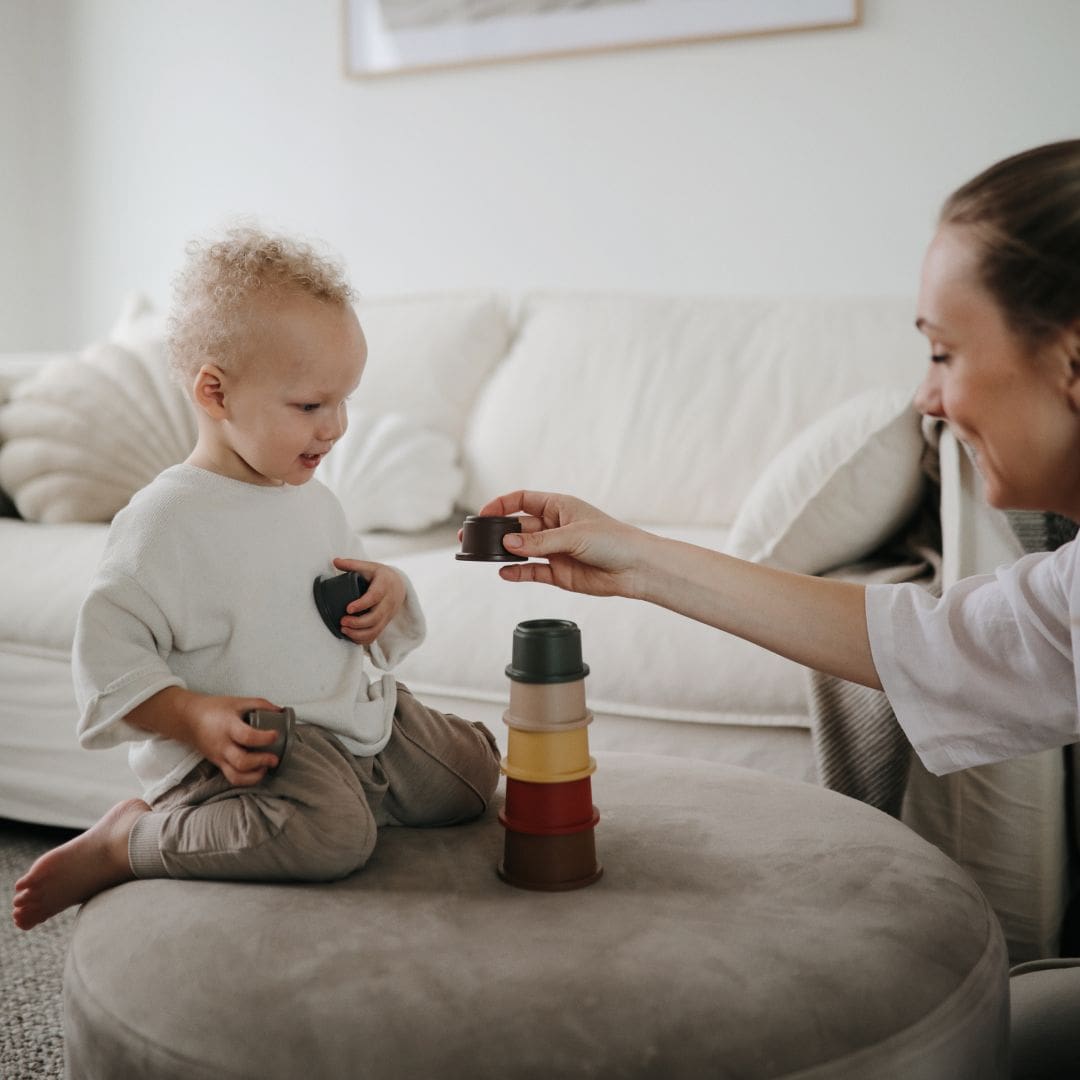 met stacking cups retro van mushie kun je eindeloos torens bouwen