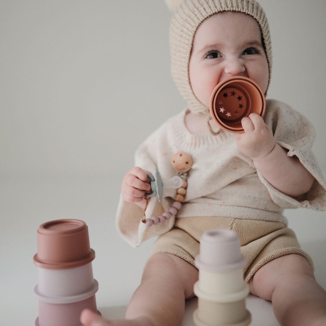 Mushie stapeltoren met bekers in de kleur pastel Studio Bambacht