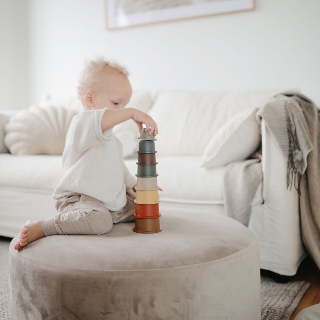 De hoogste toren stapel je met de retro stapelbekers van mushie