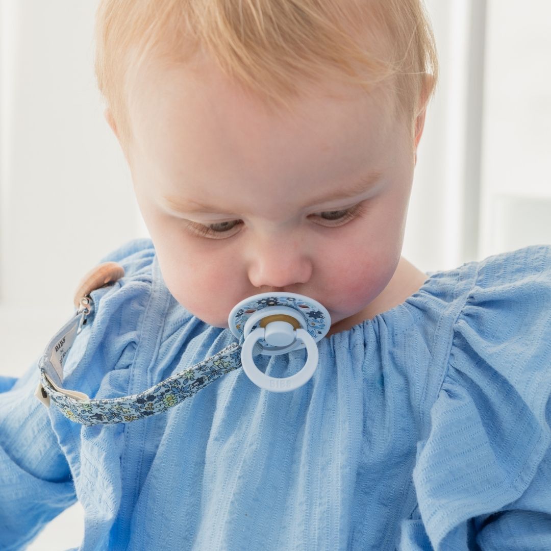 BIBS X LIBERTY fopspeen met ronde natuurrubber speen in de kleur baby blue en steel blue blauw