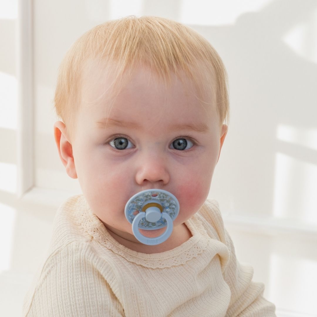 BIBS X LIBERTY fopspeen met ronde natuurrubber speen en bloemenprint eloise in ivory wit en dusty blue blauw