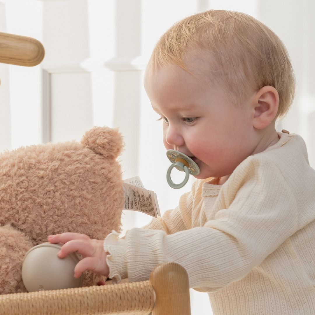 BIBS X LIBERTY fopspeen met ronde natuurrubber speen en bloemenprint Eloise in de kleur ivory wit en sage oudgroen