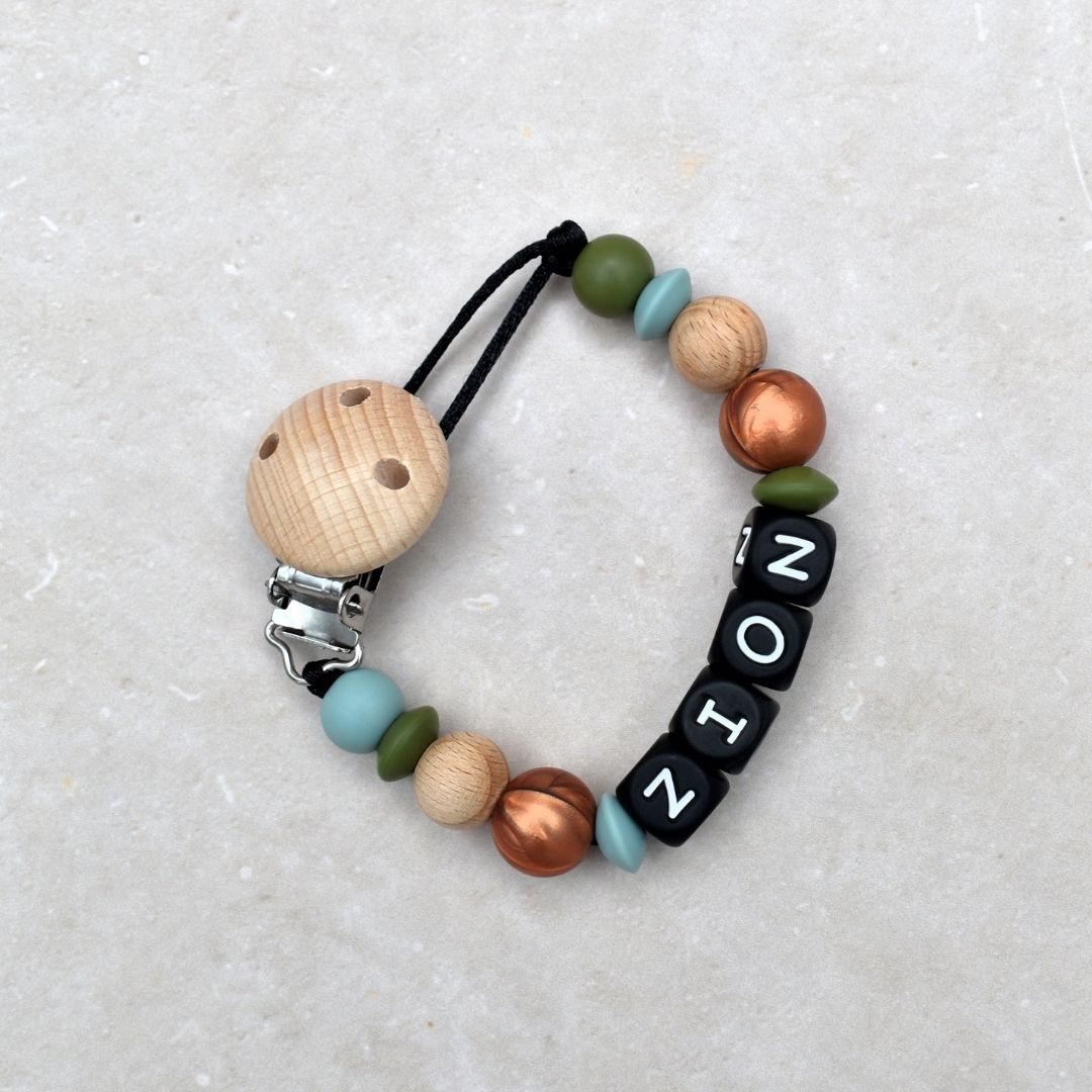 Speenketting met naam van Studio Bambacht in de kleur donker groen, koper en oud blauw