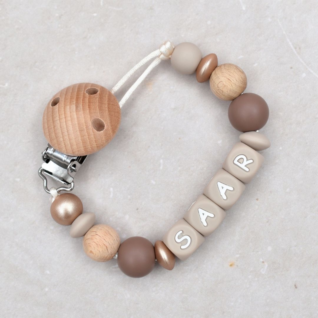 speenkoord met naam hazelnoot bruin en taupe van Studio Bambacht