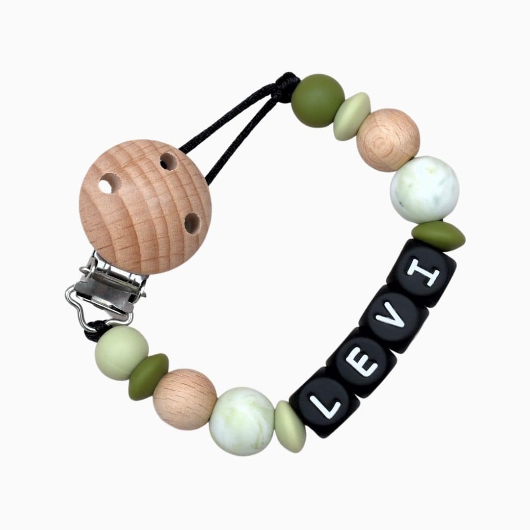 Speenketting van Studio Bambacht met naam in de kleur marmer groen