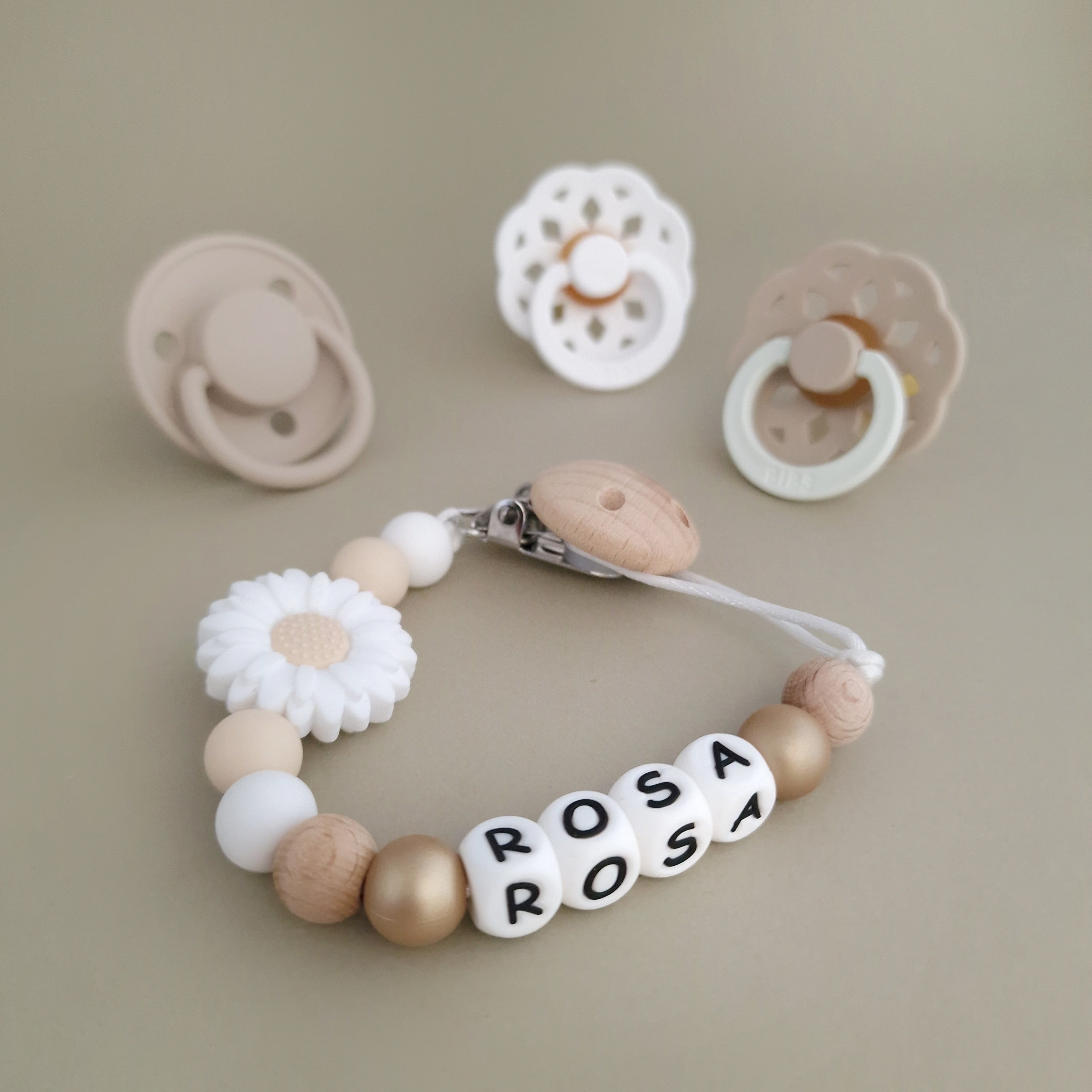 speenkoord met naam van Studio Bambacht madelief bloem wit goud beige