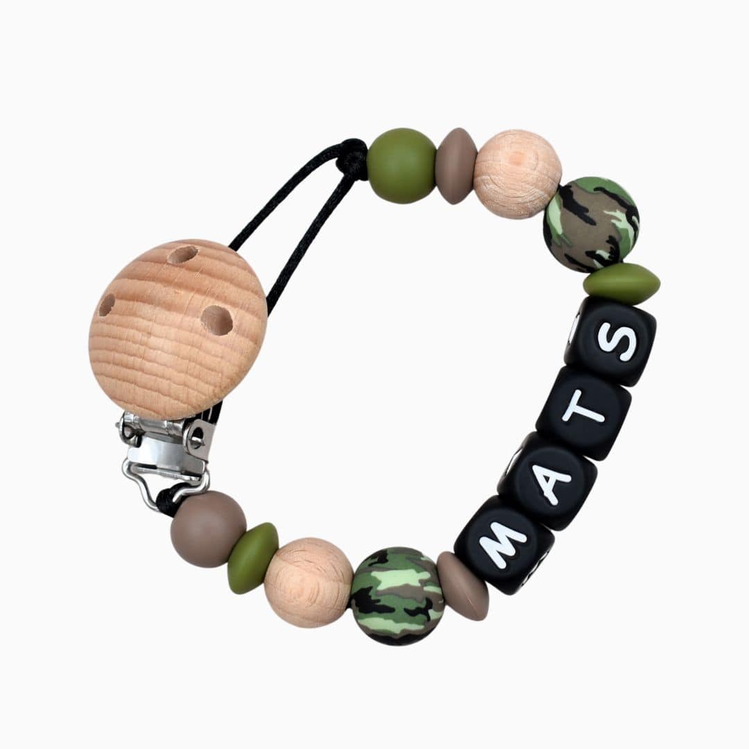 Veilig en uniek speenkoord met naam met camouflage print Studio Bambacht
