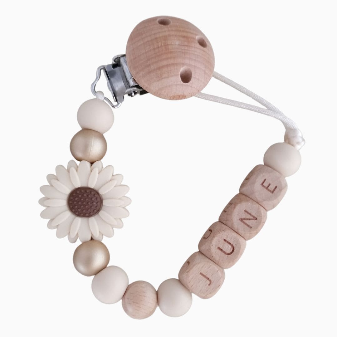 Speenkoord met naam van Studio Bambacht met bloem in de kleuren beige en goud