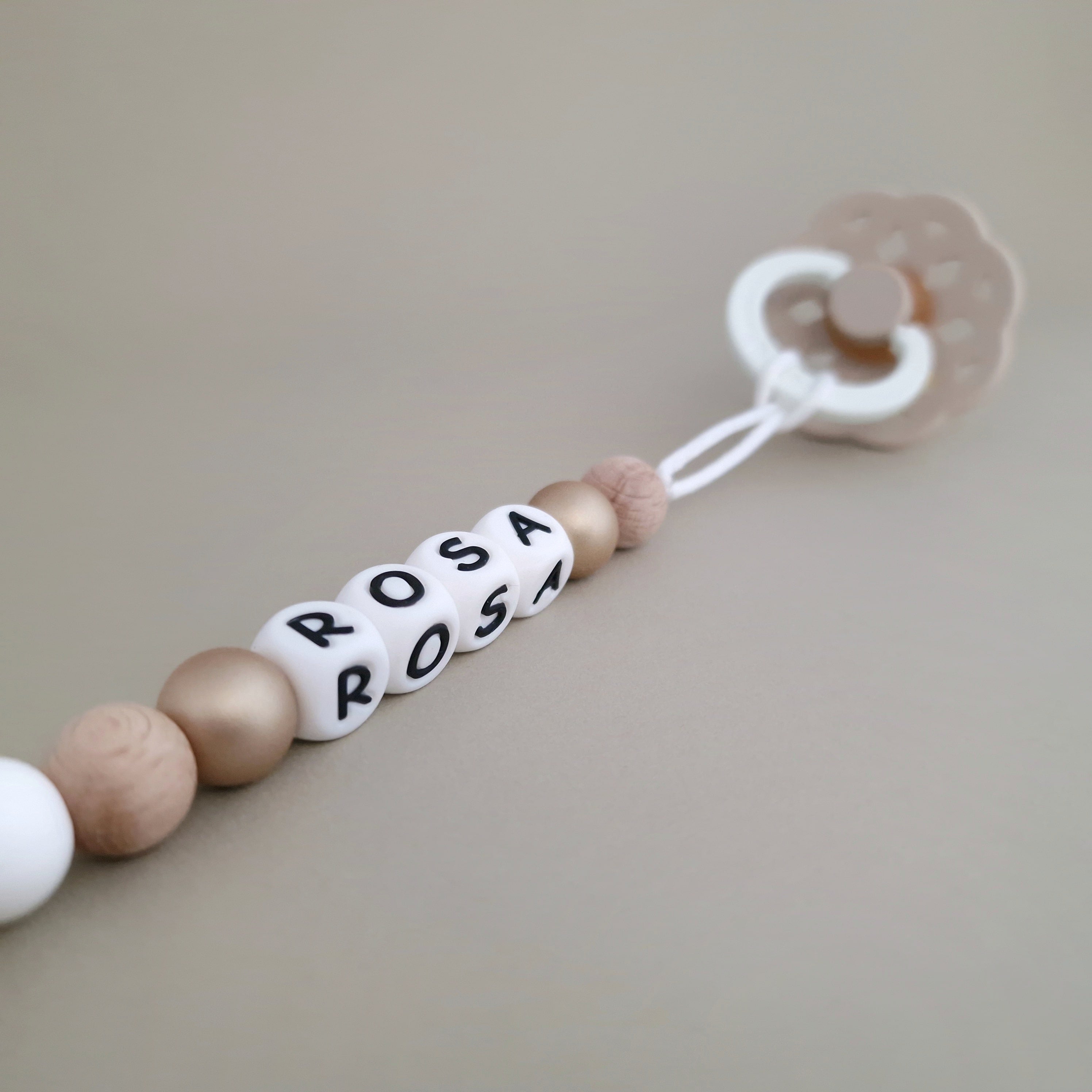 speenkoord met naam van Studio Bambacht madelief bloem wit goud beige