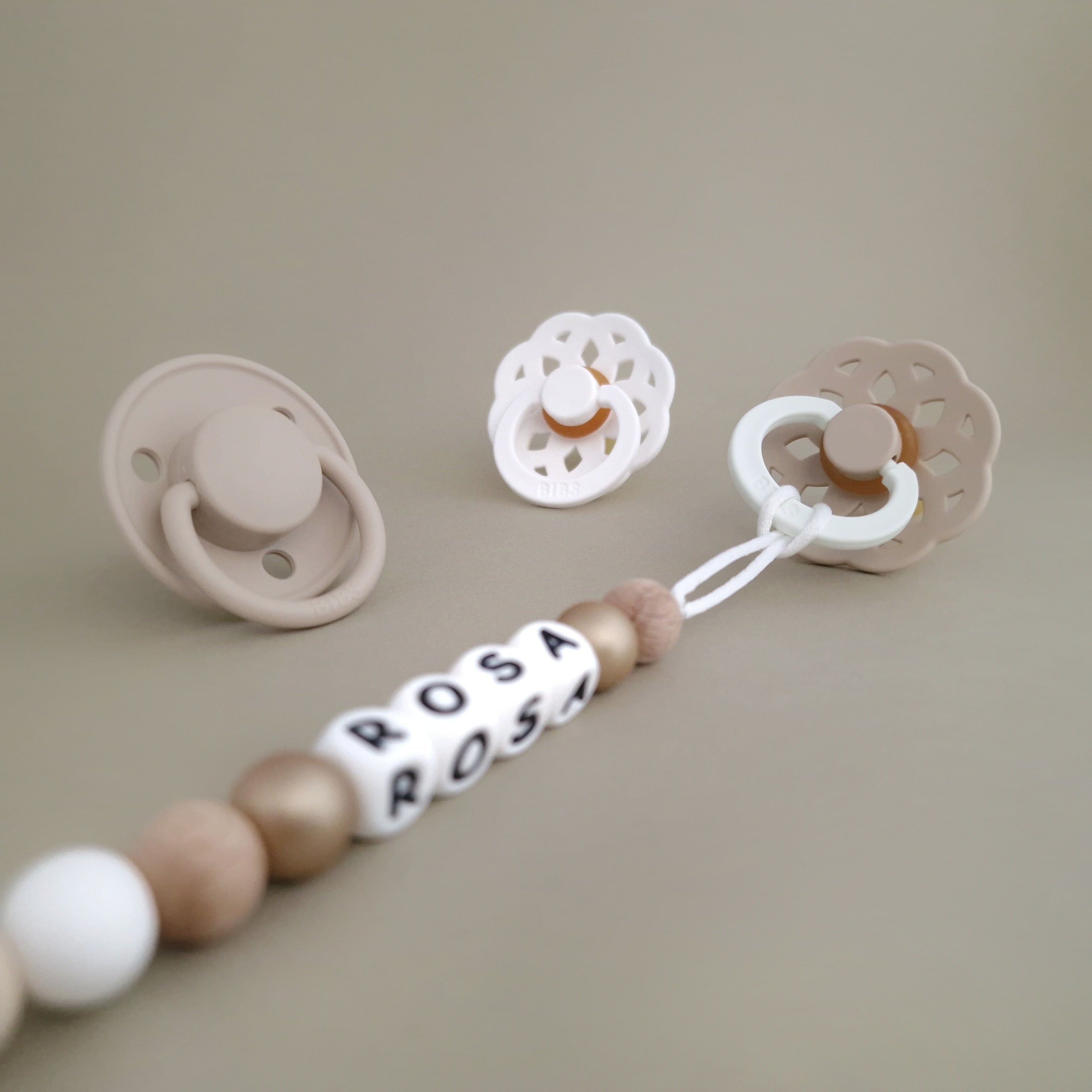 speenkoord met naam van Studio Bambacht madelief bloem wit goud beige