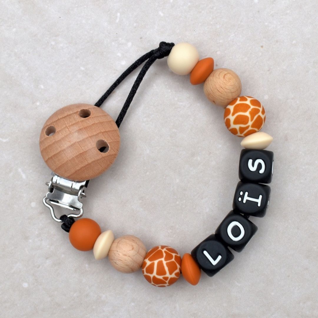 Speenkoord met naam van Studio Bambacht met giraf print beige en roest