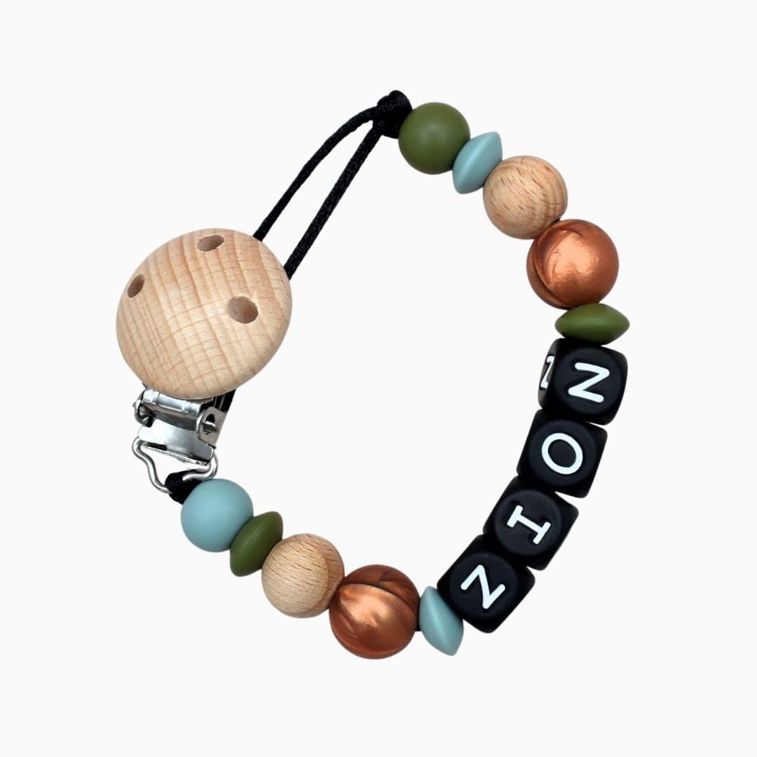 Speenkoord met naam van Studio Bambacht in de kleur donker groen, koper en oud blauw