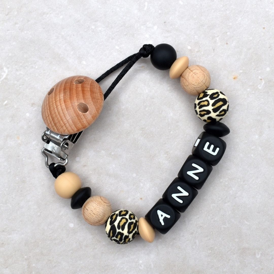 Speenketting met naam van Studio Bambacht in zwart luipaard en beige