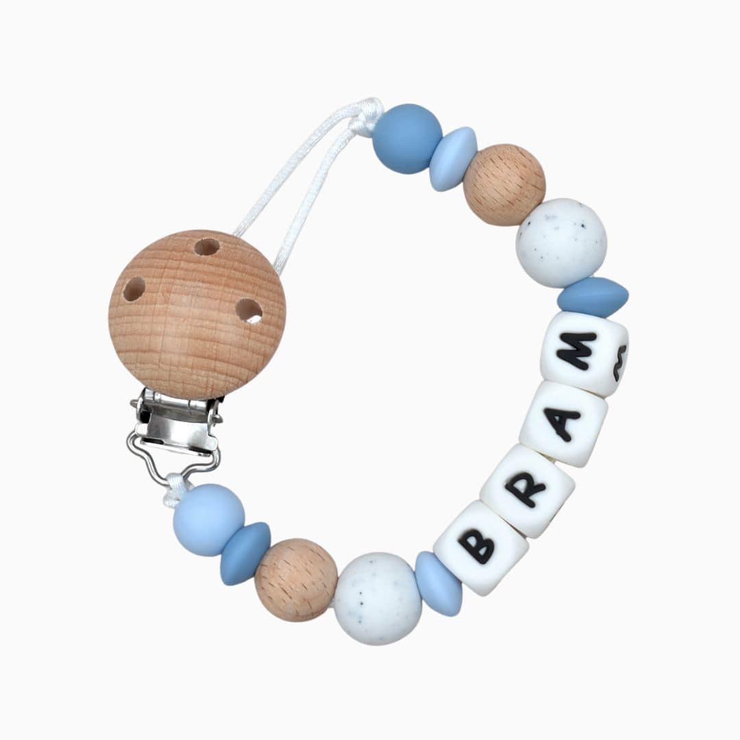 Veilig en uniek speenkoord met naam van Studio Bambacht in wit en blauw