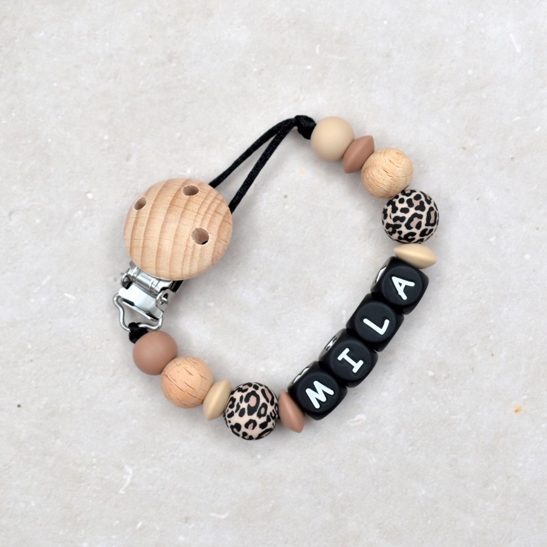 Speenketting met naam van Studio Bambacht met panterprint en de kleuren beige en hazelnoot