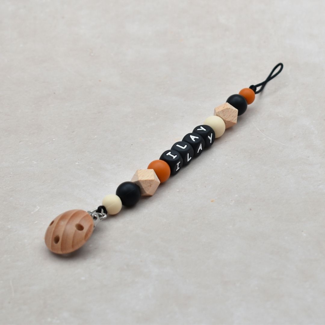 Speenkoord met naam van Studio Bambacht in de kleuren zwart, roest en beige