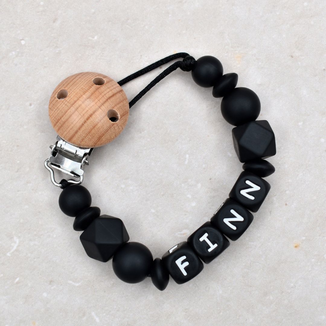 Veilig en uniek speenkoord met naam van Studio Bambacht in de kleur zwart