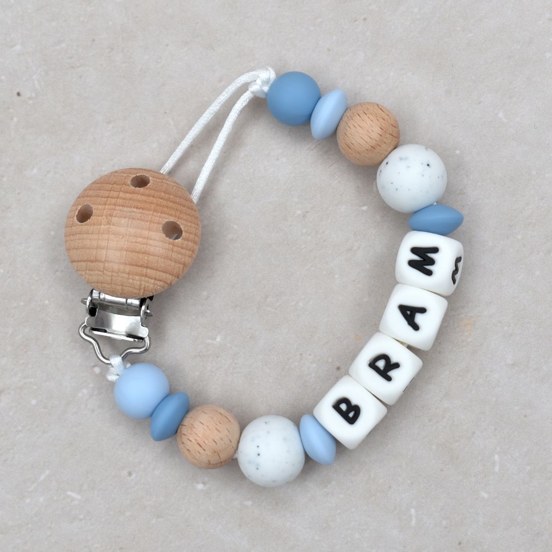 Veilig en uniek speenkoord met naam van Studio Bambacht in wit en blauw