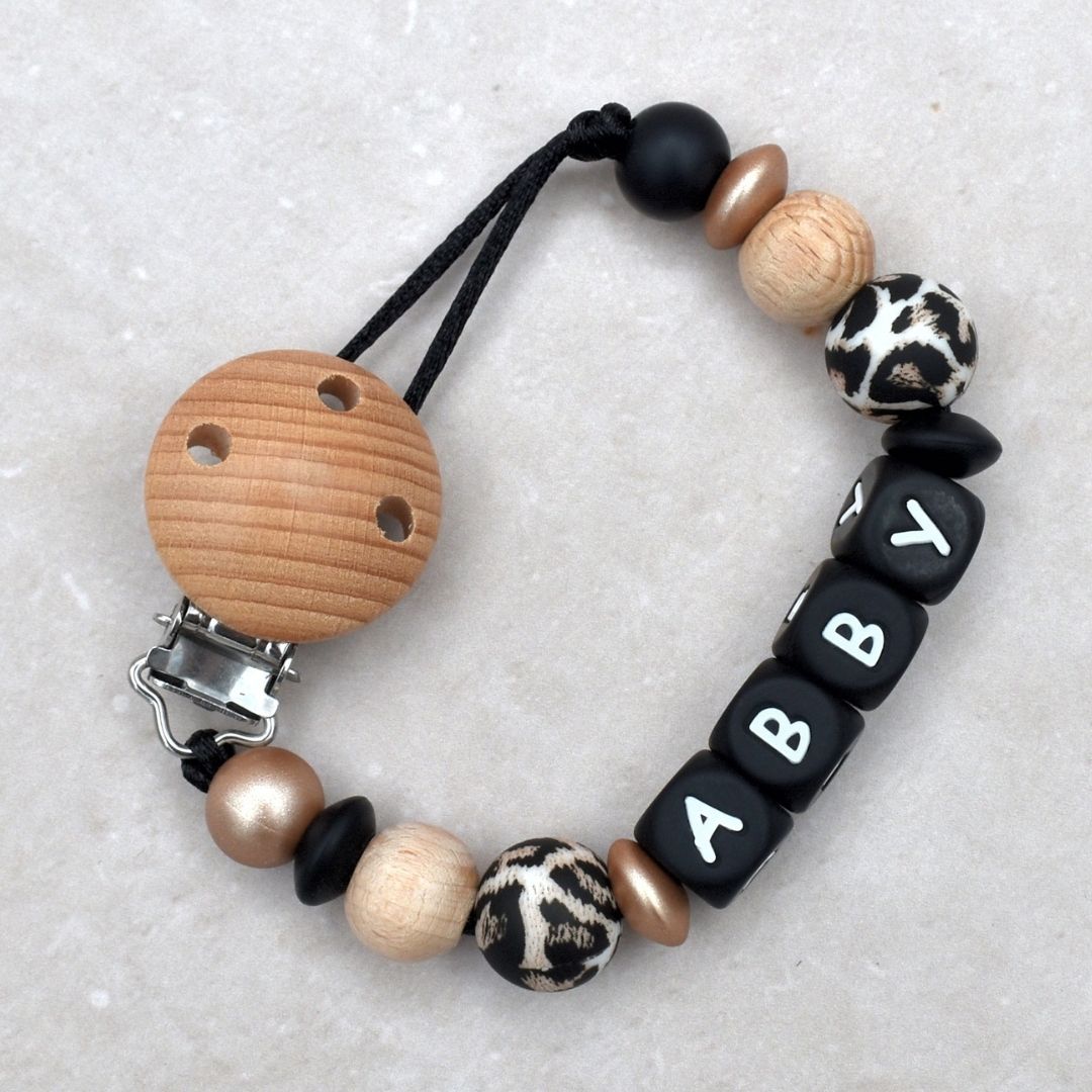 Speenketting met naam van Studio Bambacht in panter, zwart en champagne