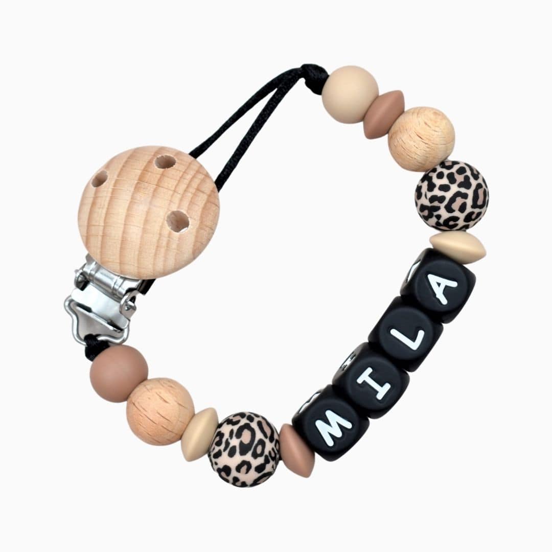Speenkoord met naam van Studio Bambacht met panterprint en de kleuren beige en hazelnoot