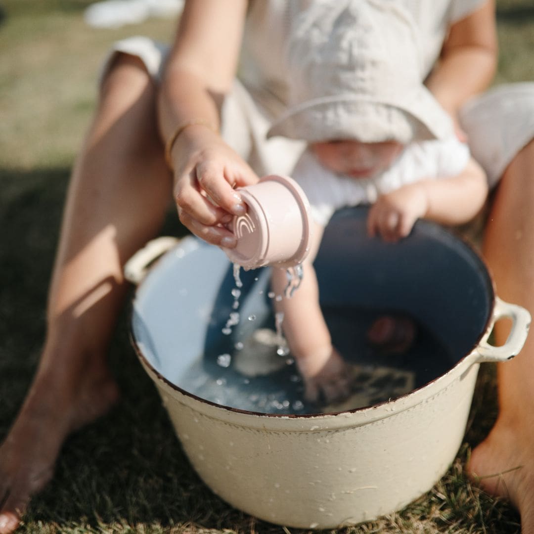 Mushie stapeltoren met bekers in de kleur pastel Studio Bambacht
