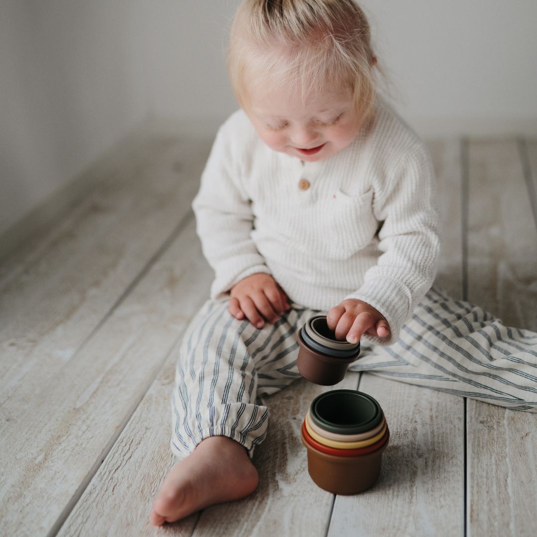 stapelspeelgoed van mushie in retro kleuren