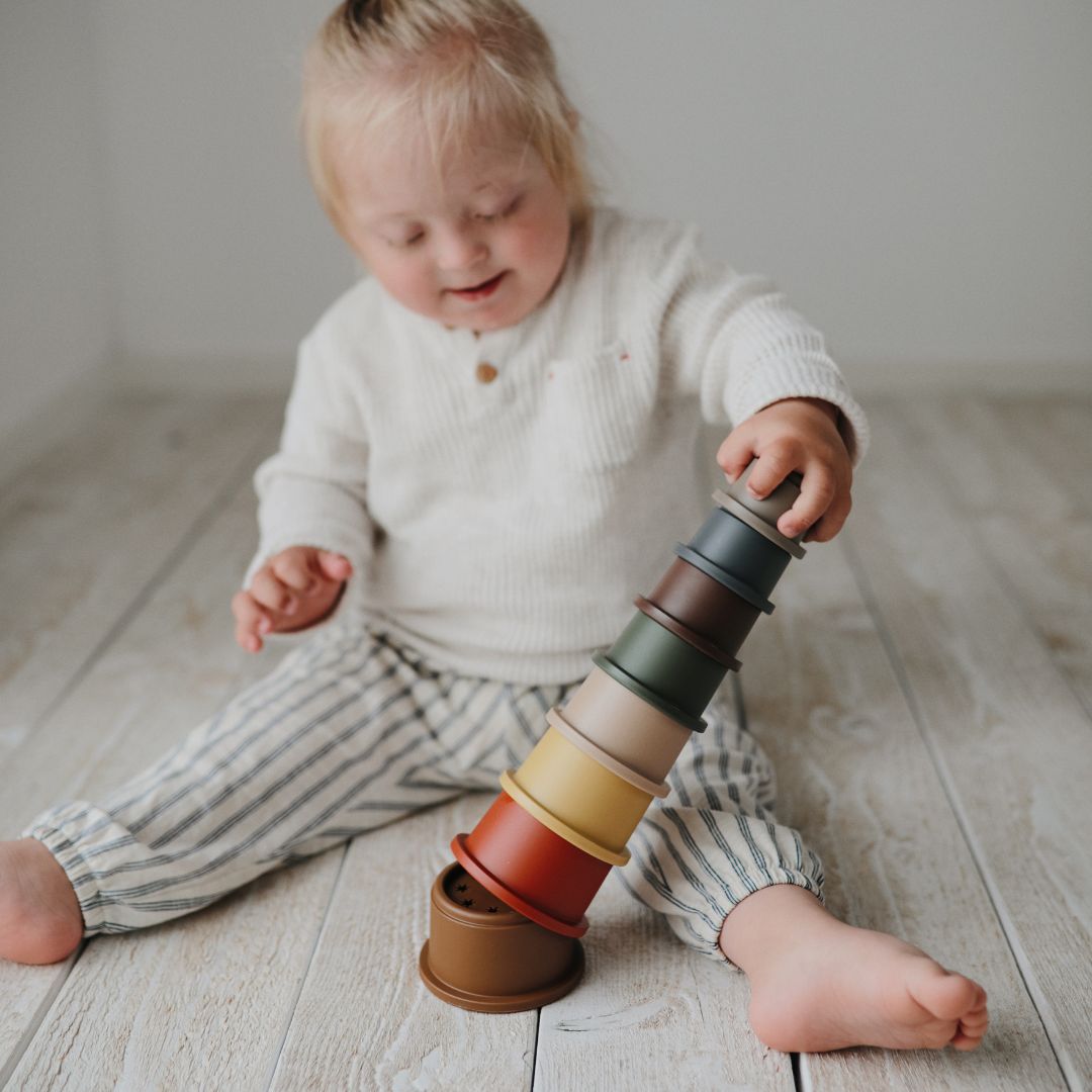 mushie speelgoedtoren in retro kleuren voor baby's en peuters