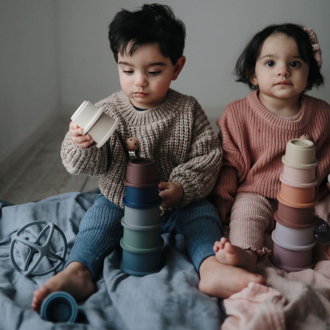 Mushie stacking cups in de kleur forest is het ideale stapelspeelgoed voor baby's en peuters