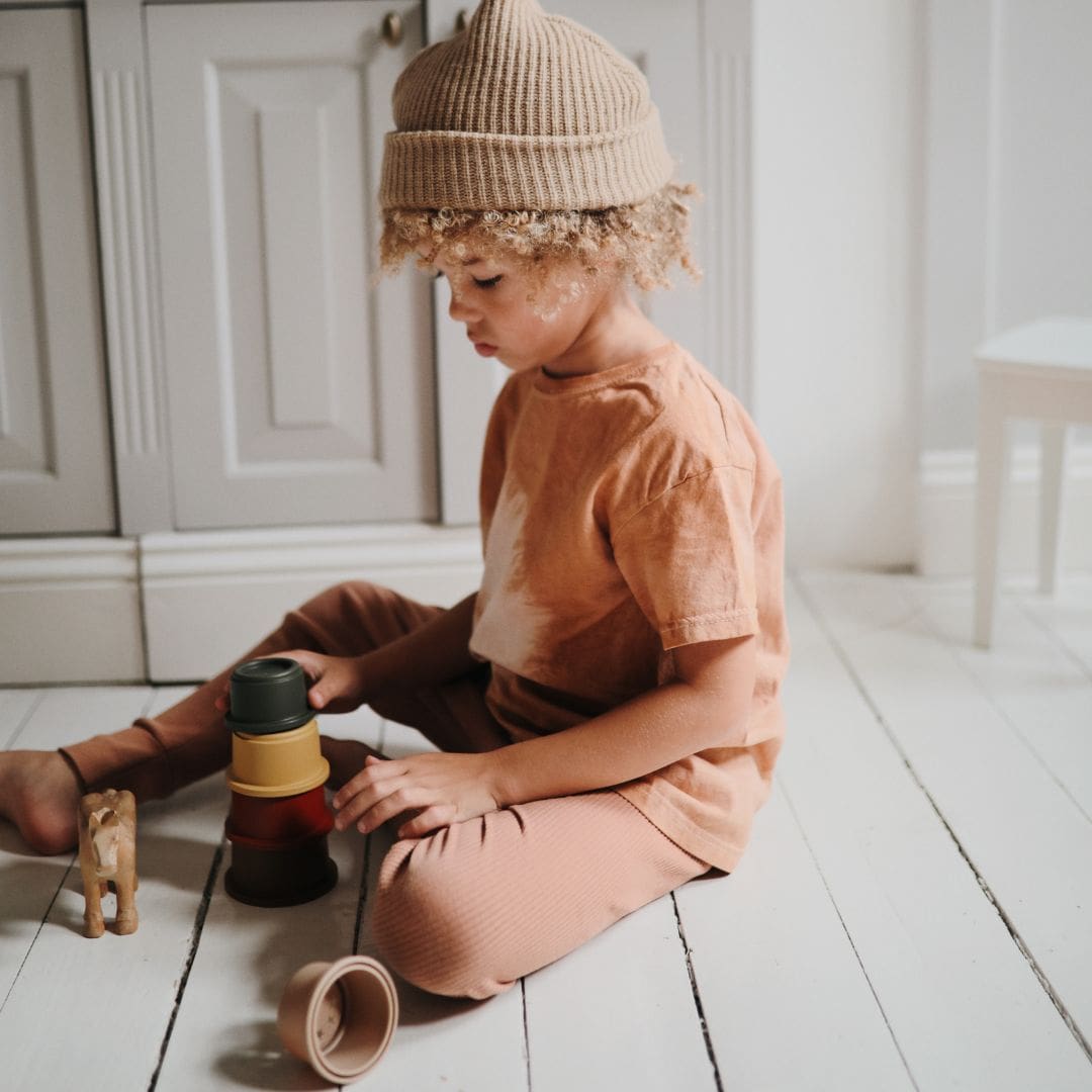 ontwikkel de motorische vaardigheden met de stacking cups retro van mushie