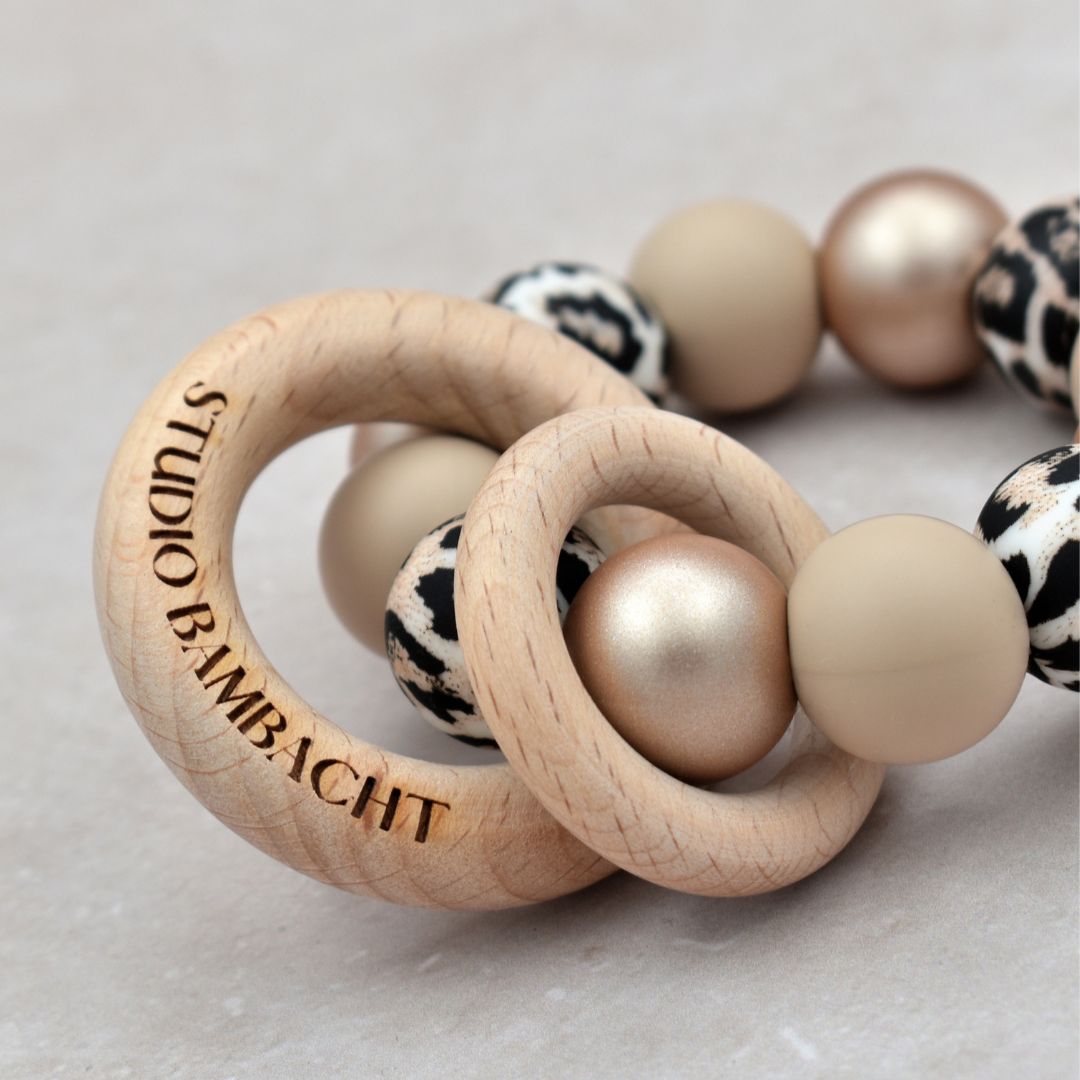 Studio Bambacht Bijtring met luipaard print in de kleuren beige en champagne glitter met twee houten ringen