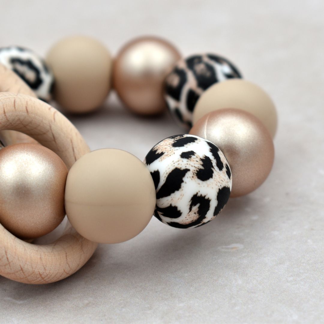 Studio Bambacht Bijtring met luipaard print in de kleuren beige en champagne glitter met twee houten ringen