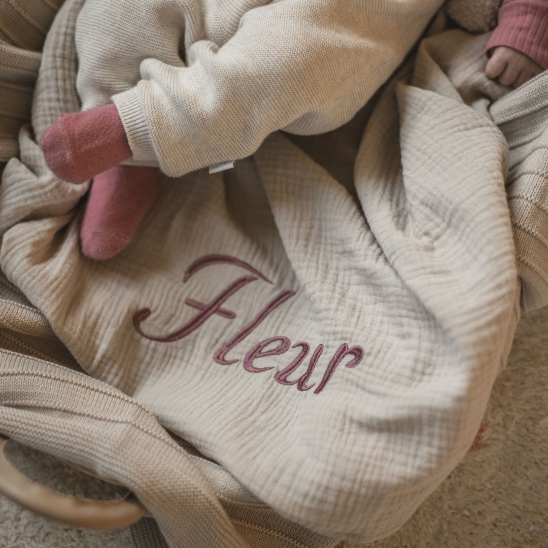 Hydrofiele doek XL met naam geborduurd in kleur beige van Studio Bambacht