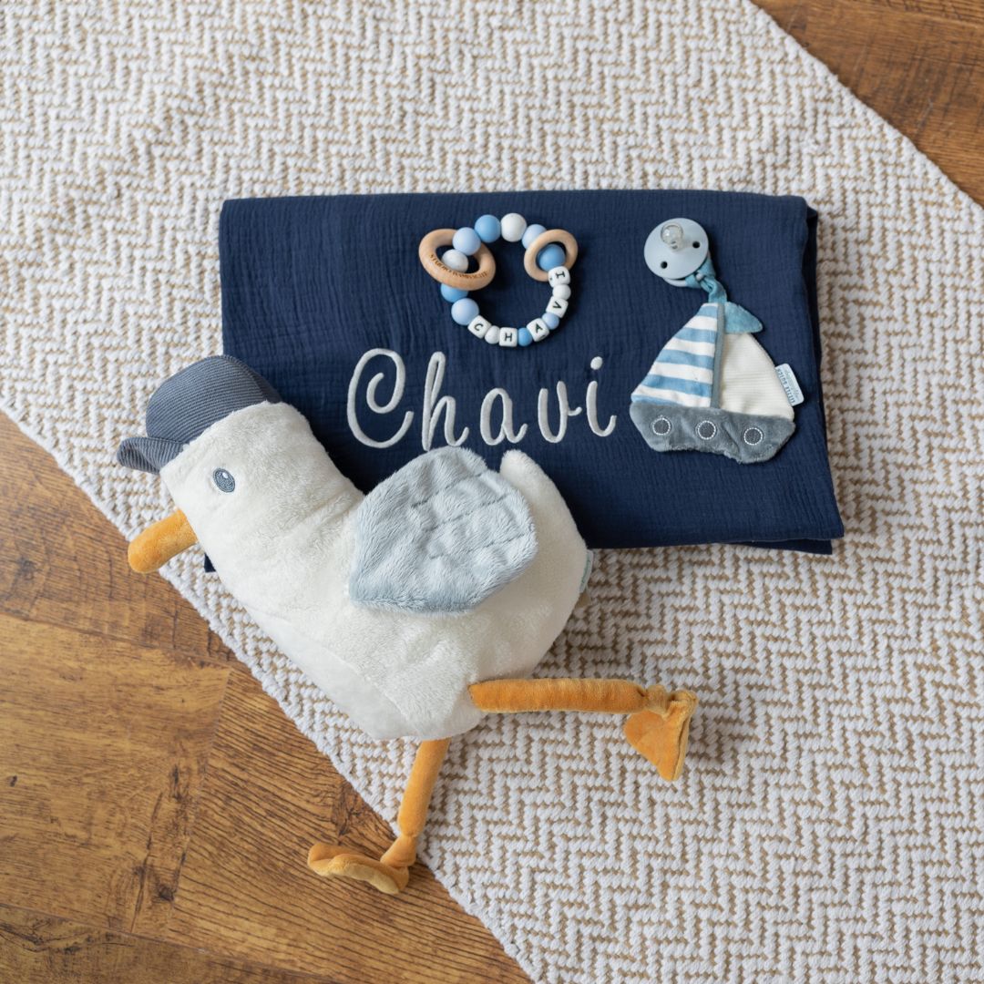 Hydrofiele doek XL met naam geborduurd in de kleur navy donker blauw van Studio Bambacht